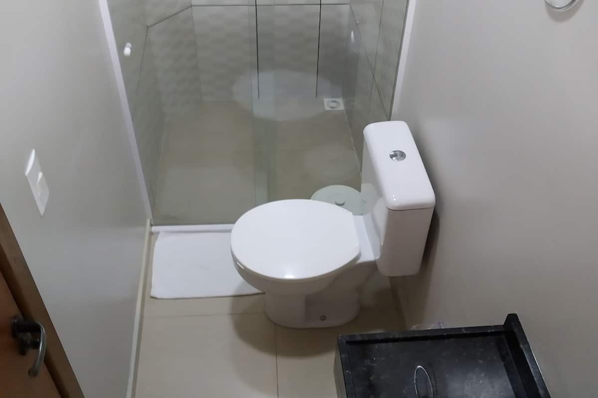 deluxe single room, 1 double bed | bathroom | shower, towels