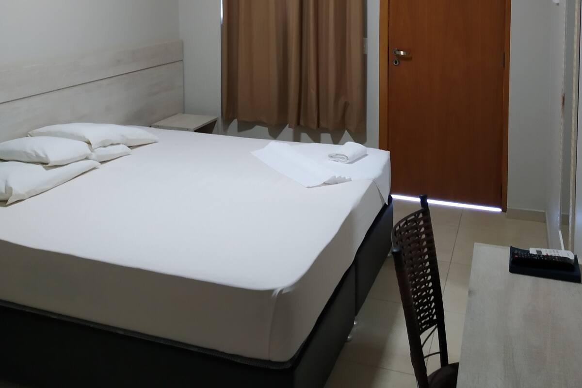 Habitación doble Deluxe, 1 cama matrimonial | Minibar, escritorio, cortinas blackout y wifi gratis 