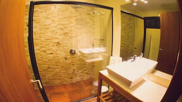Deluxe Triple Room | 1 bedroom, in-room safe, free WiFi, bed sheets