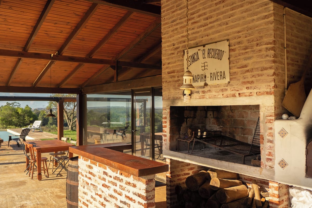 Casa de campo familiar | Área de sala de estar | Televisión de pantalla plana y películas con cargo