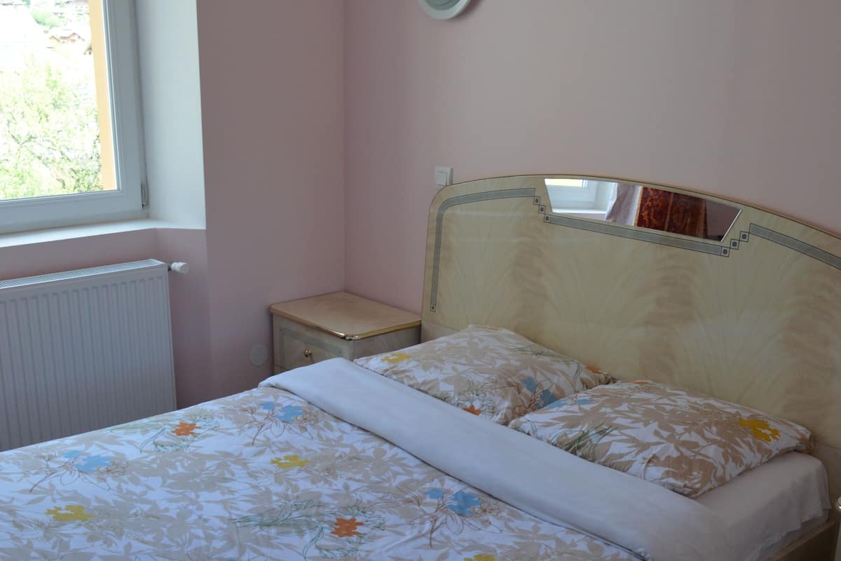 Single Room | 2 bedrooms, blackout drapes, soundproofing, cribs (free)