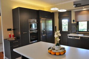 Deluxe Villa, 4 Bedrooms, Mountain View, Poolside | Private kitchen | Full-size fridge, microwave, oven, stovetop - Villa Vanessa (Patras)