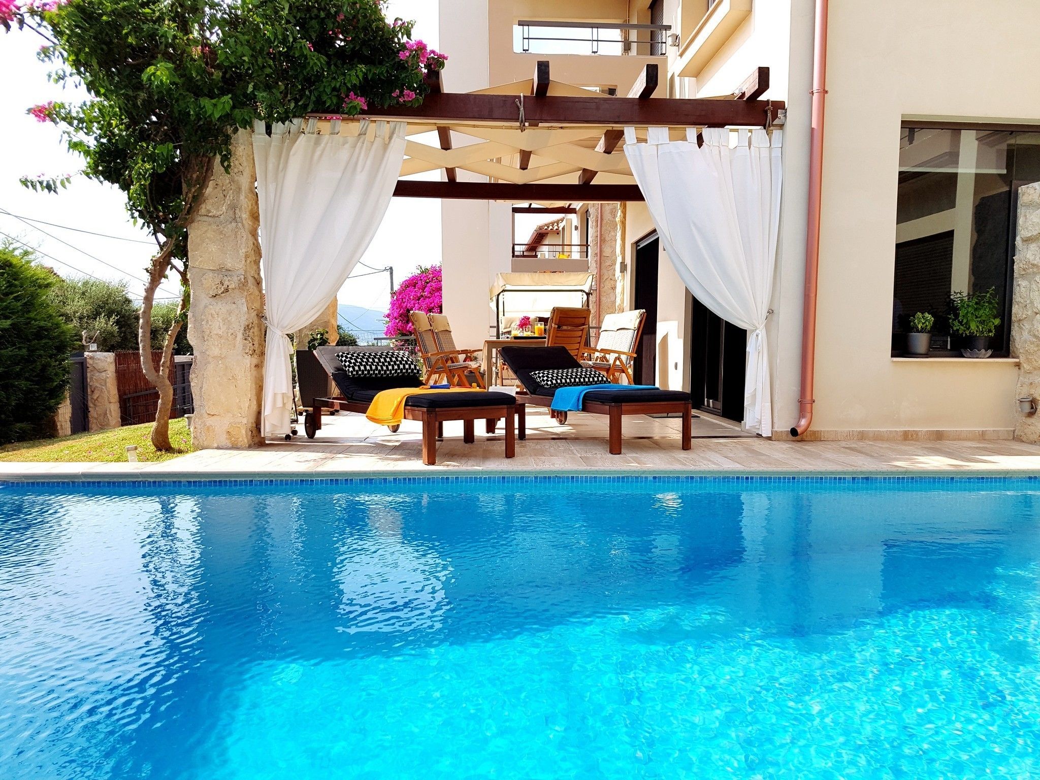 Kolam renang outdoor, dengan kursi berjemur