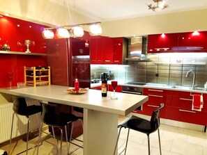 Villa Deluxe, 4 habitaciones, vista a la montaña, junto a la alberca | Cocina privada | Refrigerador con congelador, microondas, horno y parrilla de estufa 