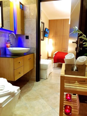Deluxe-Villa, 4 Schlafzimmer, Bergblick, Poolseite | Badezimmer | Duschwanne, kostenlose Toilettenartikel, Haartrockner, Hausschuhe