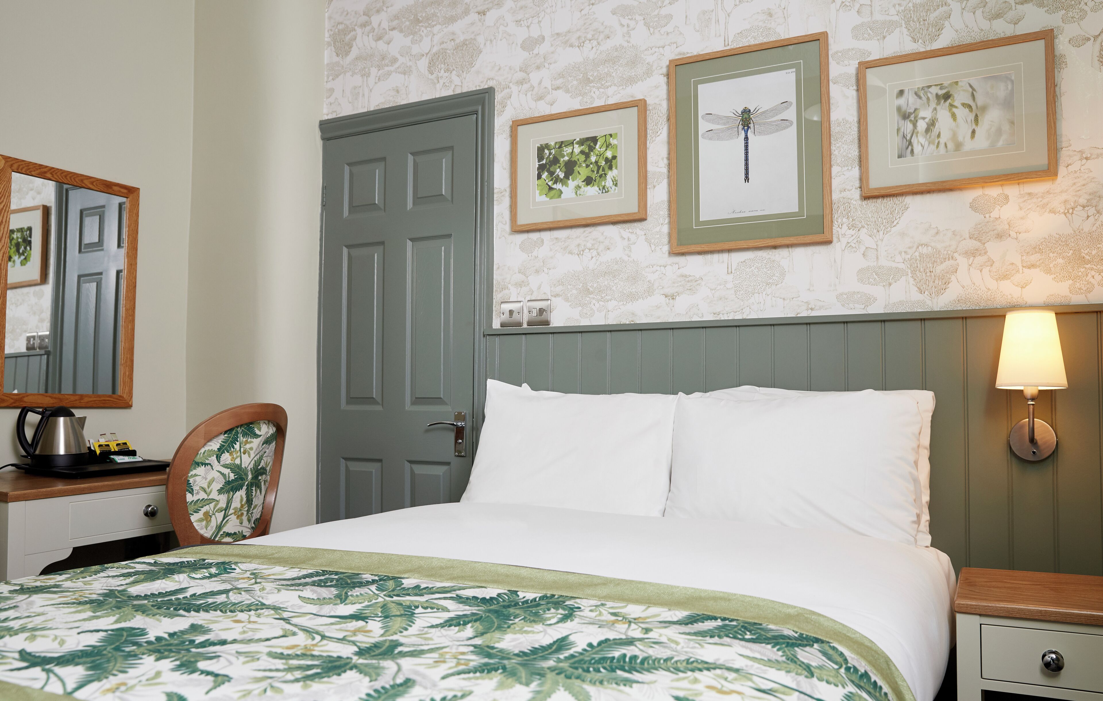 書桌、熨斗/熨衫板、床單