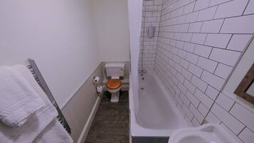 Chambre Familiale | Salle de bain | Ensemble douche/baignoire, articles de toilette gratuits, sèche-cheveux