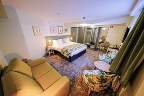 Quarto família | Escrivaninha, ferros/tábuas de passar roupa, roupa de cama