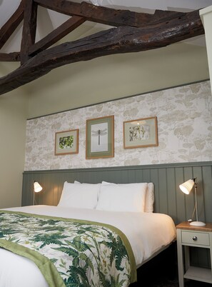 Escritorio, tabla de planchar con plancha y ropa de cama