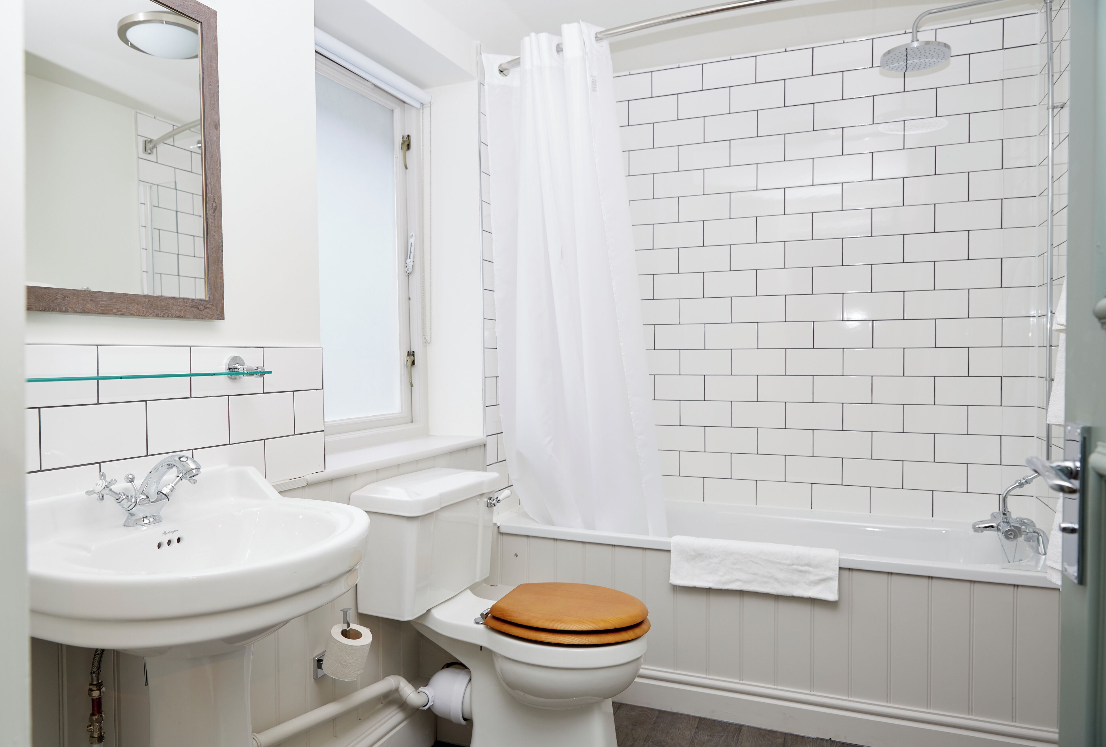 Combined shower/tub, free toiletries, hair dryer, towels