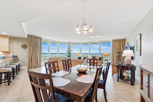 Condo família, 4 quartos, sacada, vista para o oceano | Opções para refeição no quarto