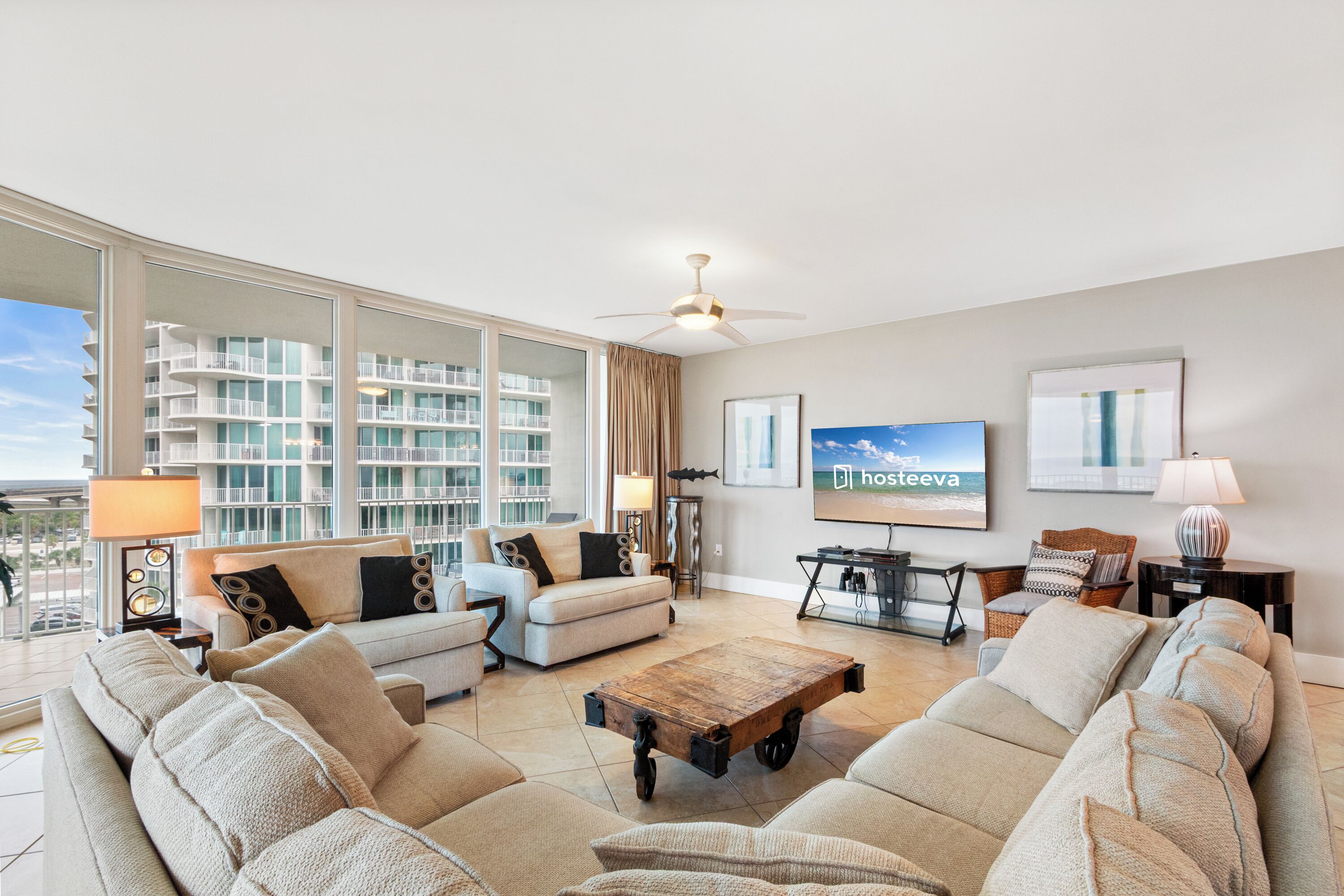 Apartamento familiar, 4 habitaciones, balcón, vistas al mar | Sala de estar | Televisión de pantalla plana de 65 pulgadas con canales por cable