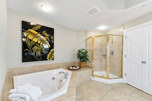 Familie appartement, 4 slaapkamers, balkon, uitzicht op zee | Badkamer | Een aparte badkuip en douche, een bubbelbad, een regendouche