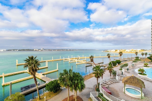 Exclusief appartement, 3 slaapkamers, balkon, uitzicht op baai | Uitzicht vanaf balkon
