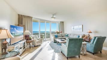 Condo ejecutivo, 3 habitaciones, acceso a la alberca, vista a la playa | Sala de estar | Televisión de pantalla plana de 65 pulgadas con canales por cable
