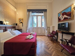 Habitación, vista al jardín, en el área del jardín (Costantino) | Minibar, caja de seguridad en la habitación y escritorio 