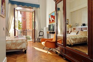 Kamer, uitzicht op tuin, aan tuin (Costantino) | Een minibar, een kluis op de kamer, een bureau