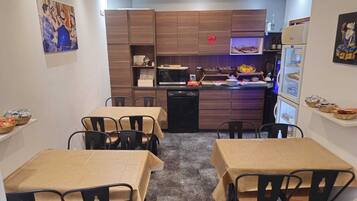 Desayuno buffet diario (EUR 10.5 por persona)