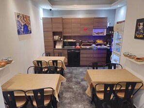 Petit déjeuner buffet (10.5 EUR par personne)