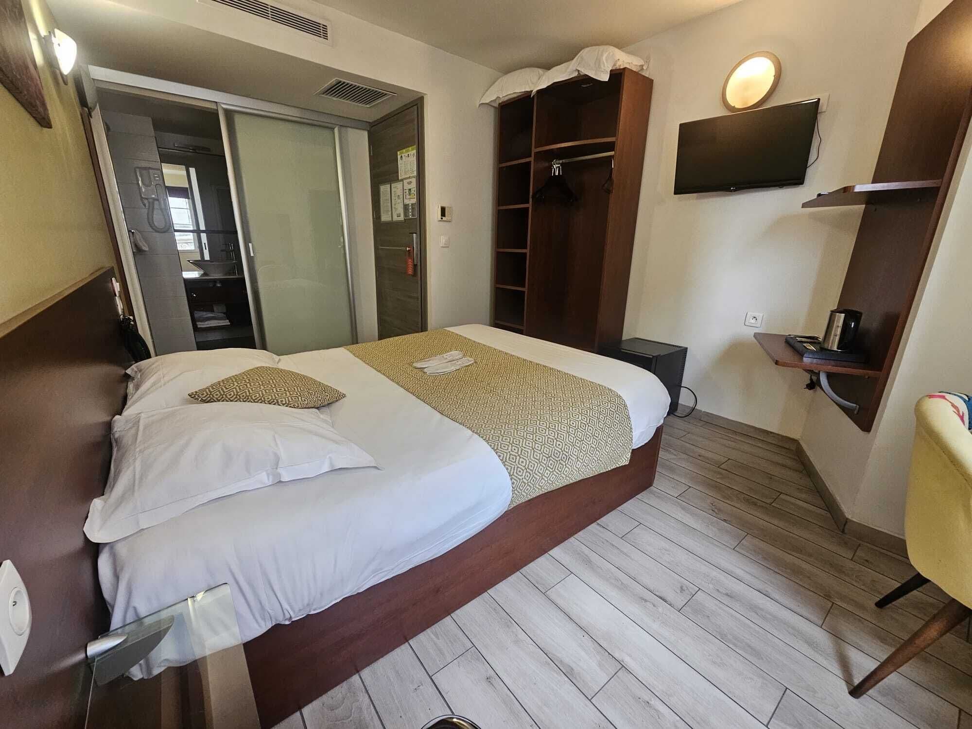 Superior Double Room | Soundproofing, cribs/infant beds, free WiFi, bed sheets