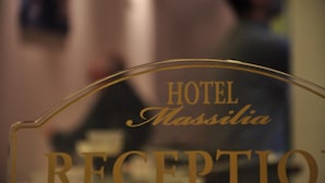 Een receptiebordje voor Hotel Massilia.