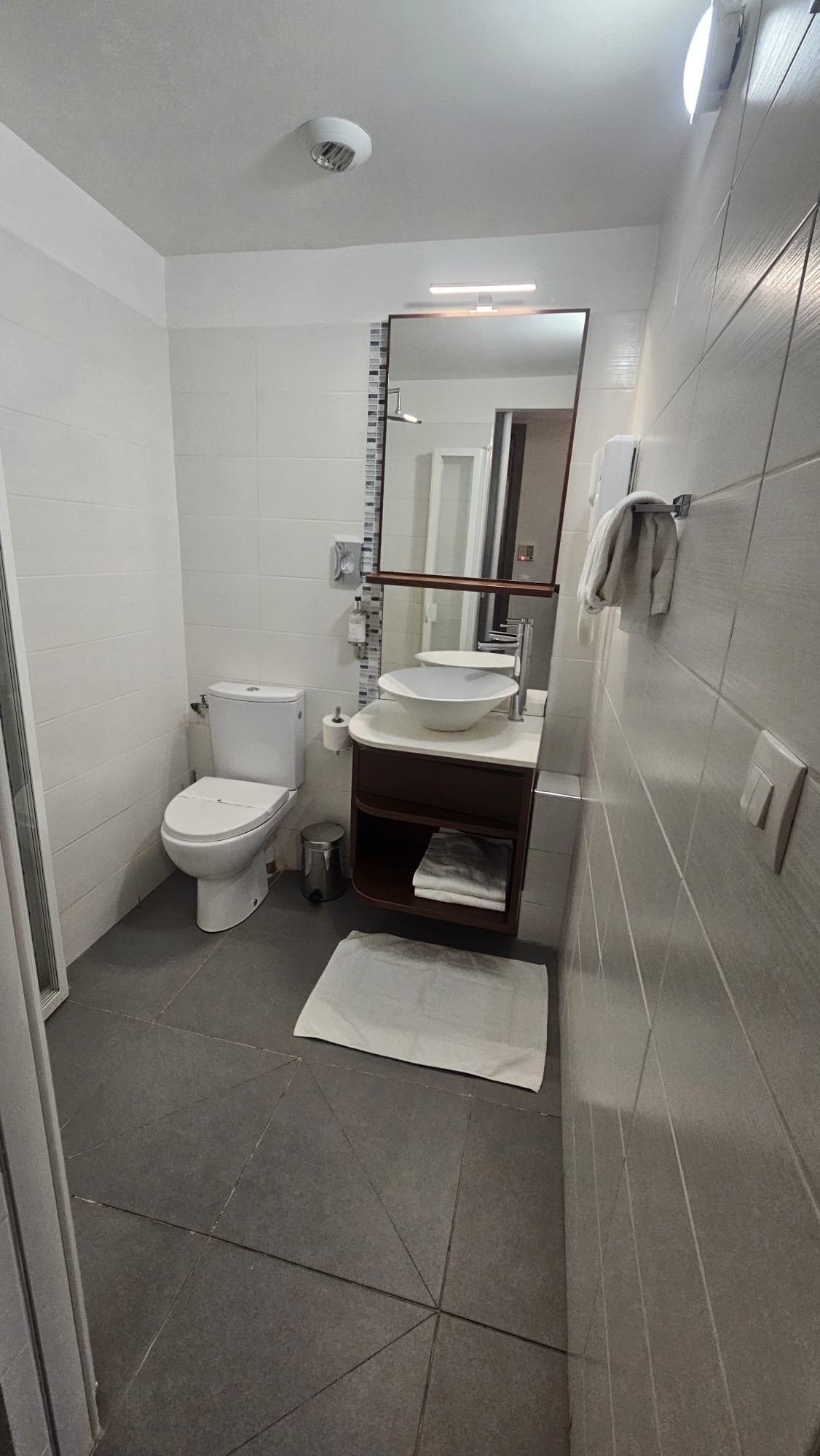 舒适双人房 | 浴室 | 淋浴设施、免费洗浴用品、吹风机、拖鞋