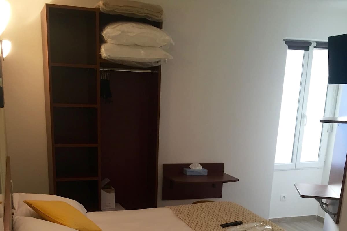 Schallisolierte Zimmer, Babybetten, kostenloses WLAN, Bettwäsche