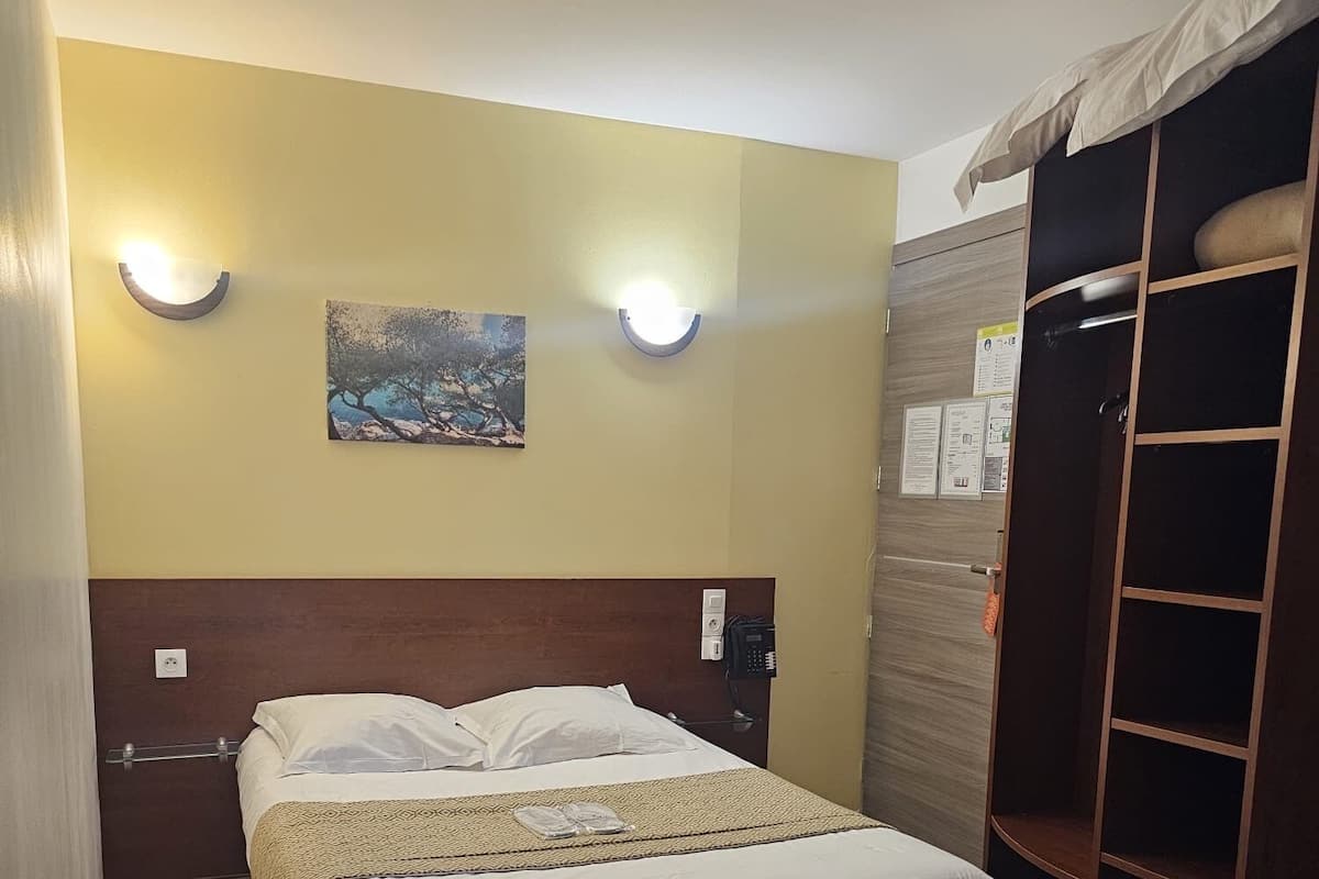 Soundproofing, cribs (surcharge), WiFi (free), bed sheets