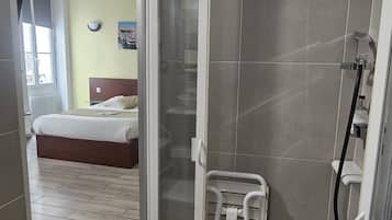 Ducha, artículos de tocador gratuitos, secador de pelo, pantuflas