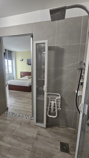 Quarto família | Banheiro | Chuveiro, produtos de toalete grátis, secador de cabelo, chinelos