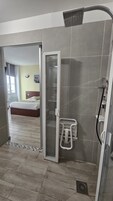 패밀리룸 | 욕실 | 샤워 시설, 무료 세면용품, 헤어드라이어, 슬리퍼