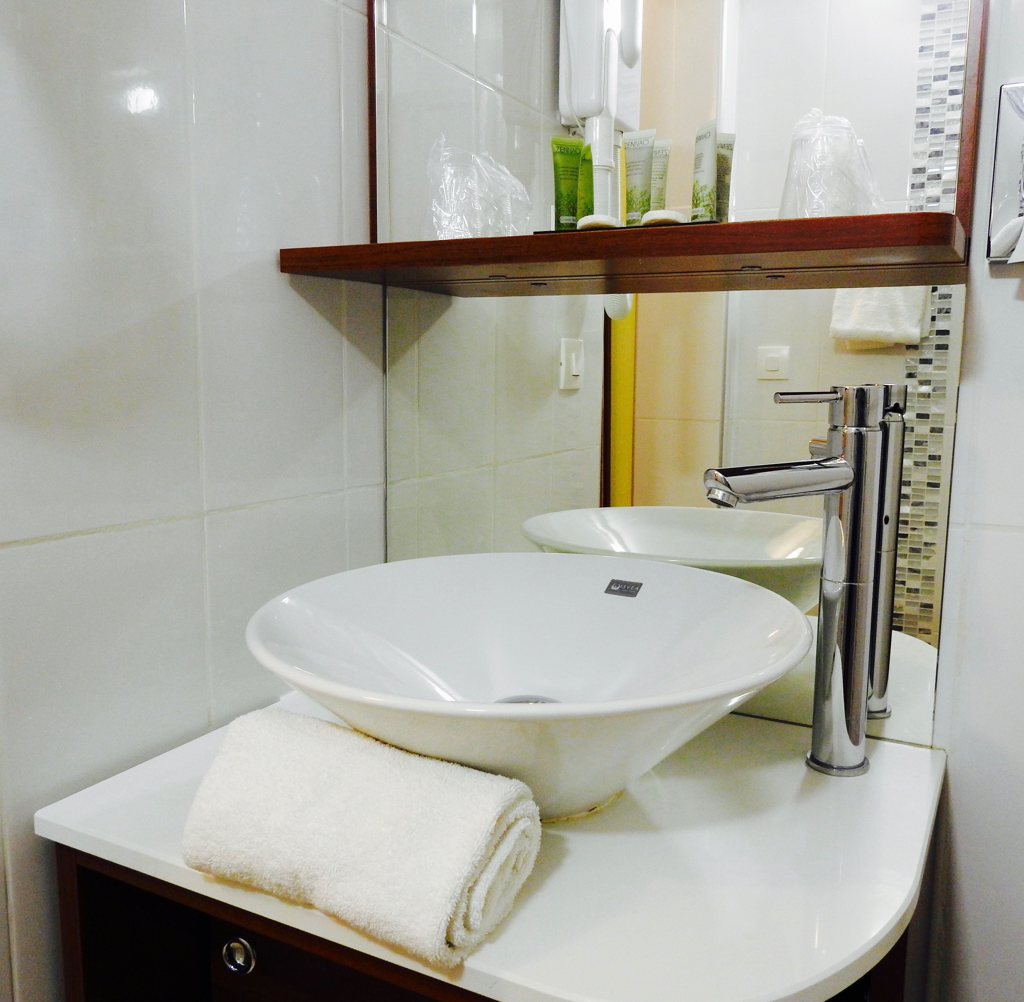 suite | bathroom sink