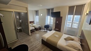 Family Room | Soundproofing, cribs/infant beds, free WiFi, bed sheets - Massilia Hôtel (Marseille)