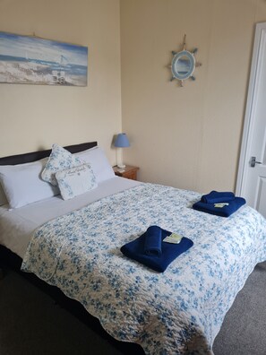 Double Room | Free WiFi, bed sheets - The Chimes (Bridlington)