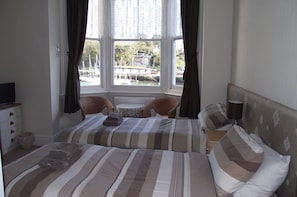 Camera Deluxe con 2 letti singoli, vista porto | Una scrivania, ferro/asse da stiro, Wi-Fi gratuito, lenzuola