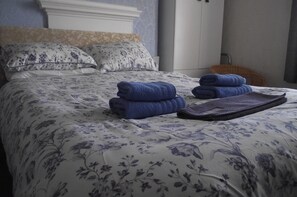 Habitació doble, vistes al port (Room 6) | Escriptori, planxa i posts de planxar, wifi gratuïta i roba de llit 
