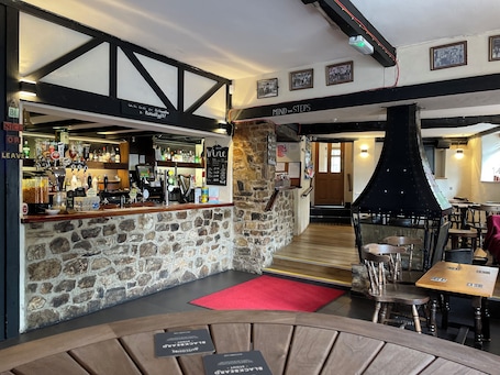 2 bares/lounges. The Old Pound Inn