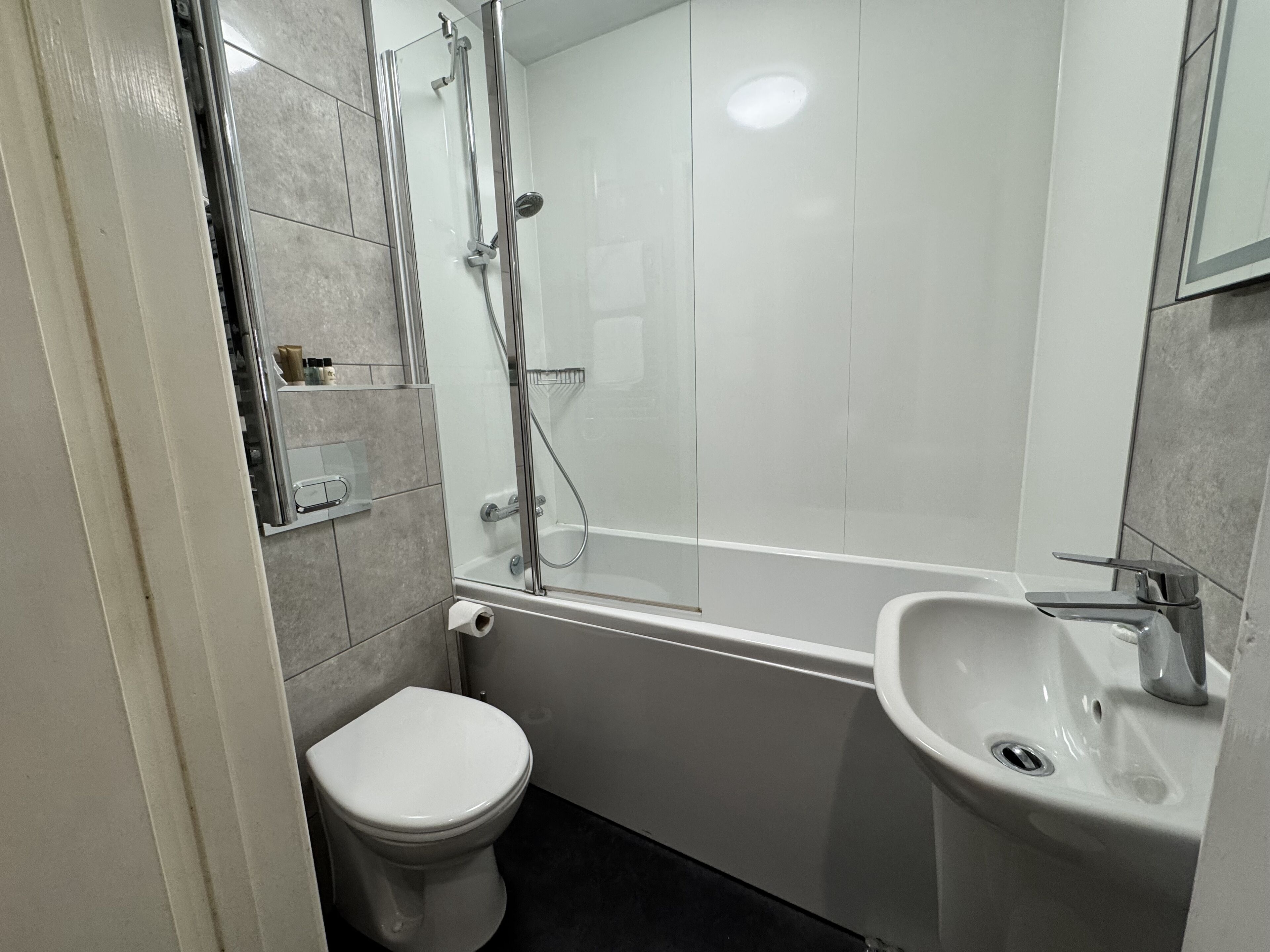 Ein Badezimmer mit Toilette, Waschbecken und Dusche.