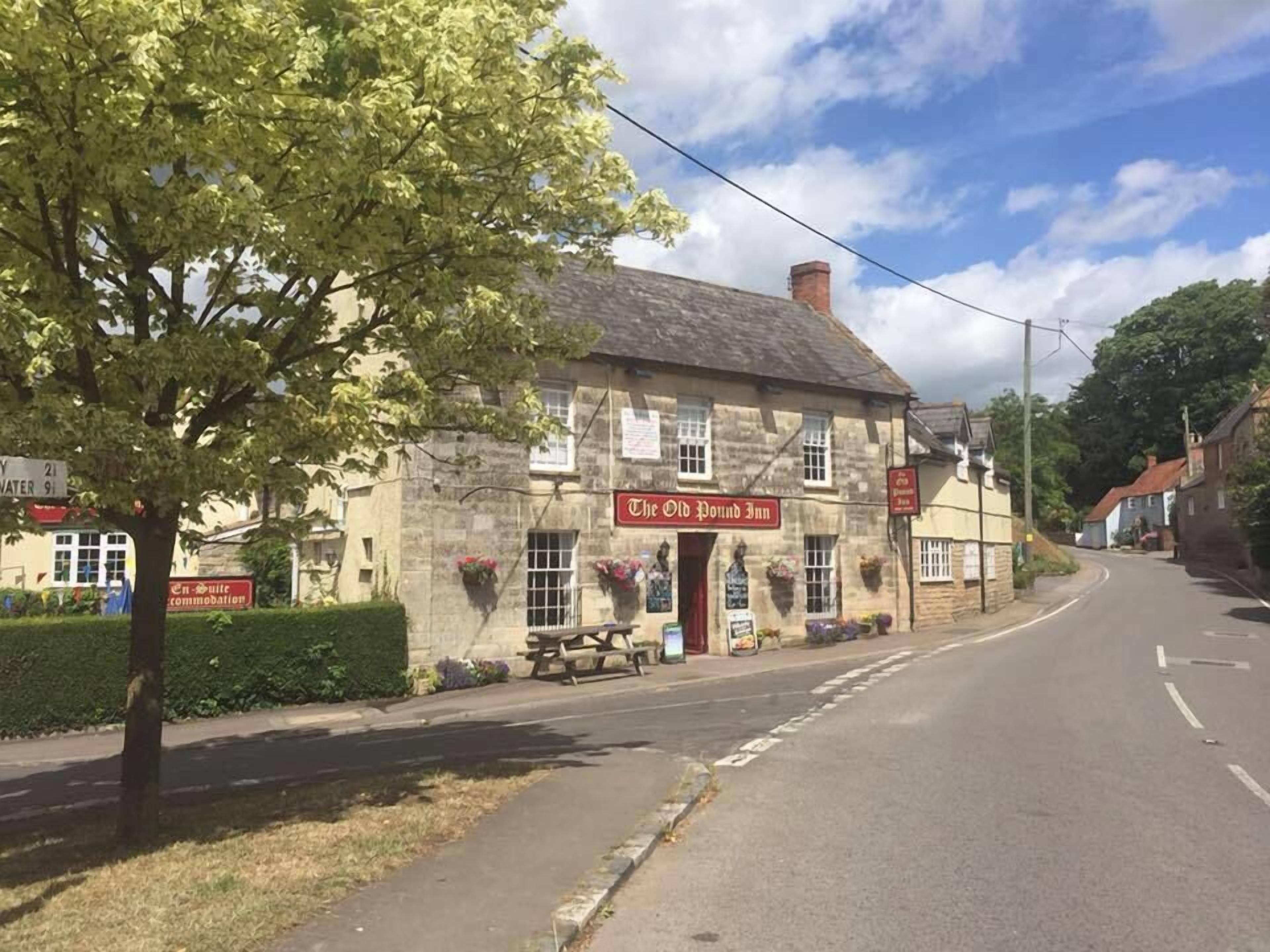 Un bâtiment en pierre sur lequel on peut lire l’inscription : « The Old Pound Inn ».