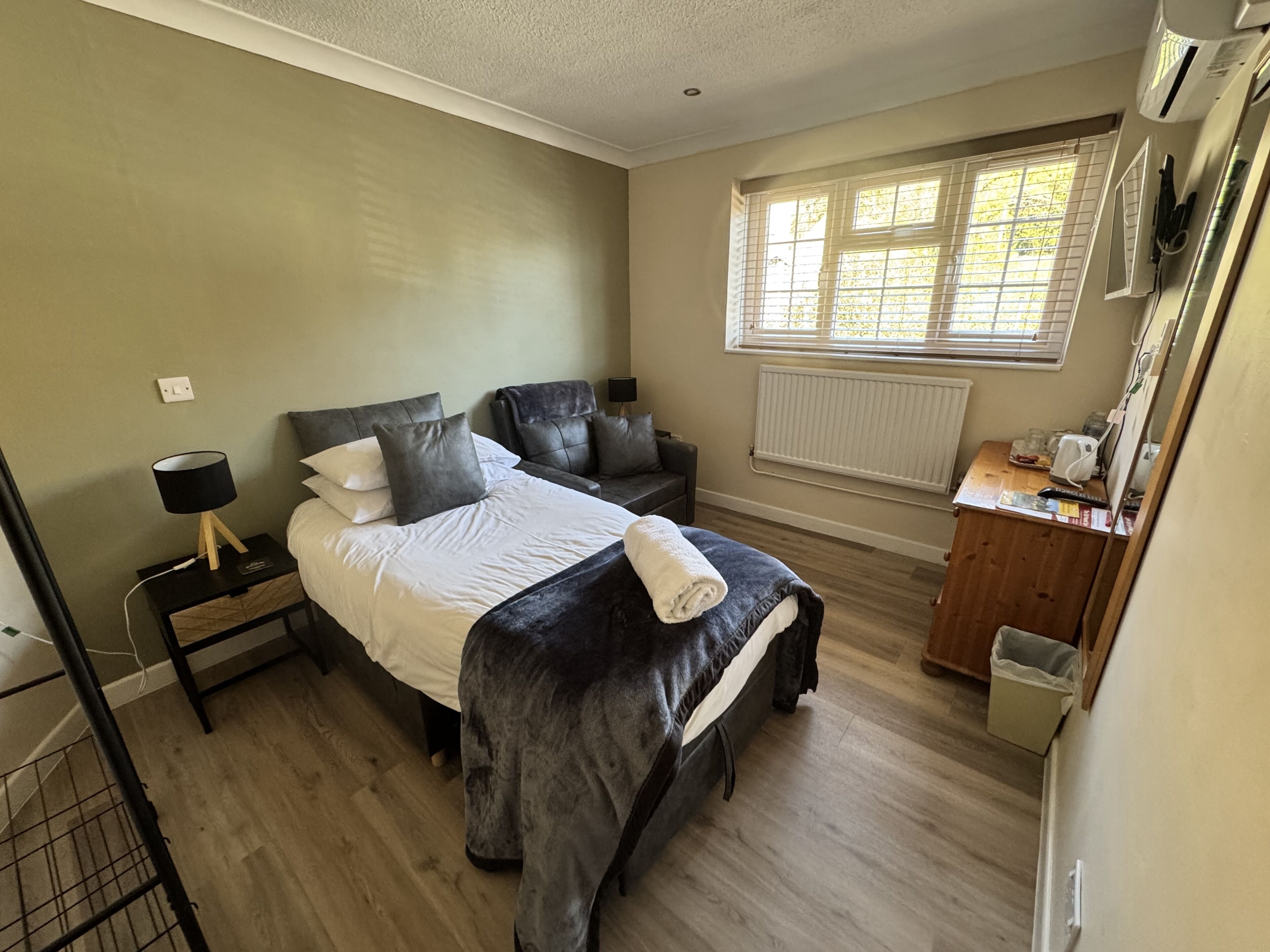 Quadruple Room | Peralatan tempat tidur hipoalergenik, bar mini 