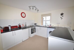 Fridge, microwave, oven, stovetop - 3 Varis Apartments (Forres)