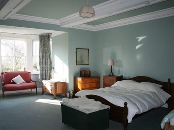 Habitación triple clásica, baño en la habitación, vista al jardín