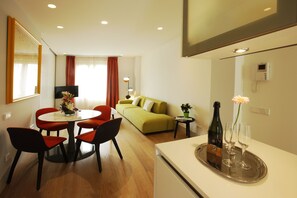Apartemen, 3 kamar tidur | Ruang keluarga | TV layar datar dan stasiun docking iPod
