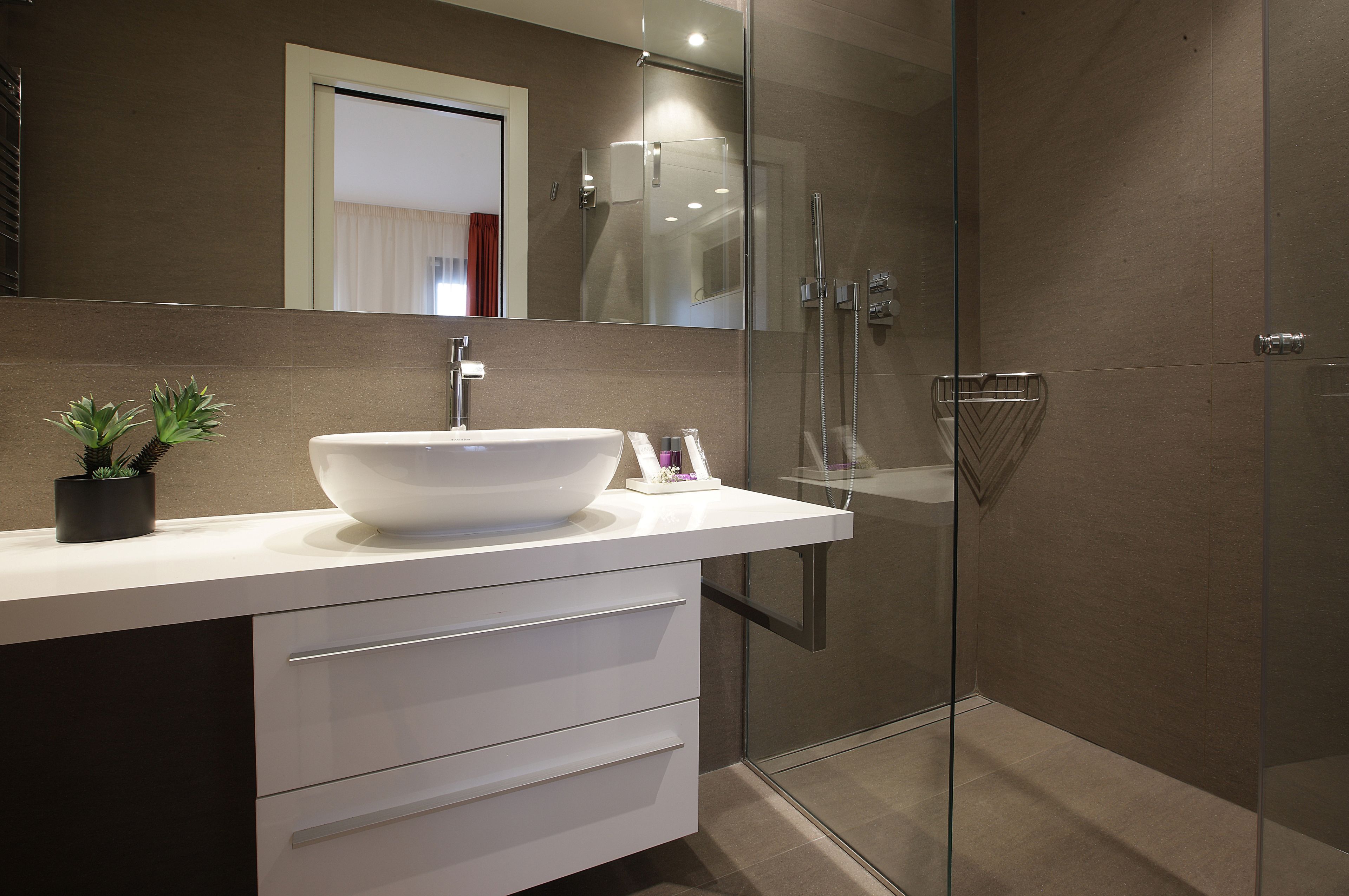 Apartment, 3 Bedrooms | Bathroom | Shower, free toiletries, hair dryer, bathrobes