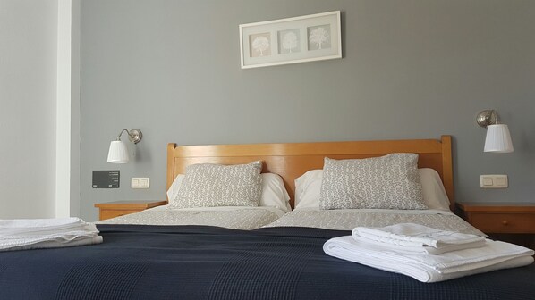 Schreibtisch, Verdunkelungsvorhänge, schallisolierte Zimmer, Babybetten