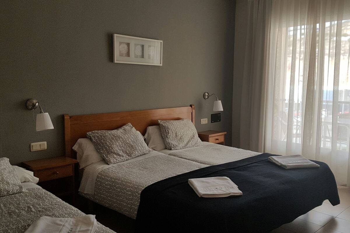 Triple Room | Desk, blackout curtains, soundproofing, cots/infant beds