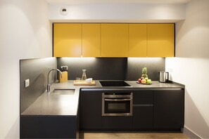 Duplex (Apartment) | Cozinha privada | Geladeira grande, micro-ondas, fogão, cooktop