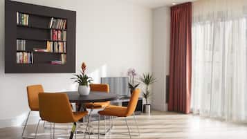 Maisonnette (Apartment) | Woonkamer | Een flatscreentelevisie en een iPod-dock