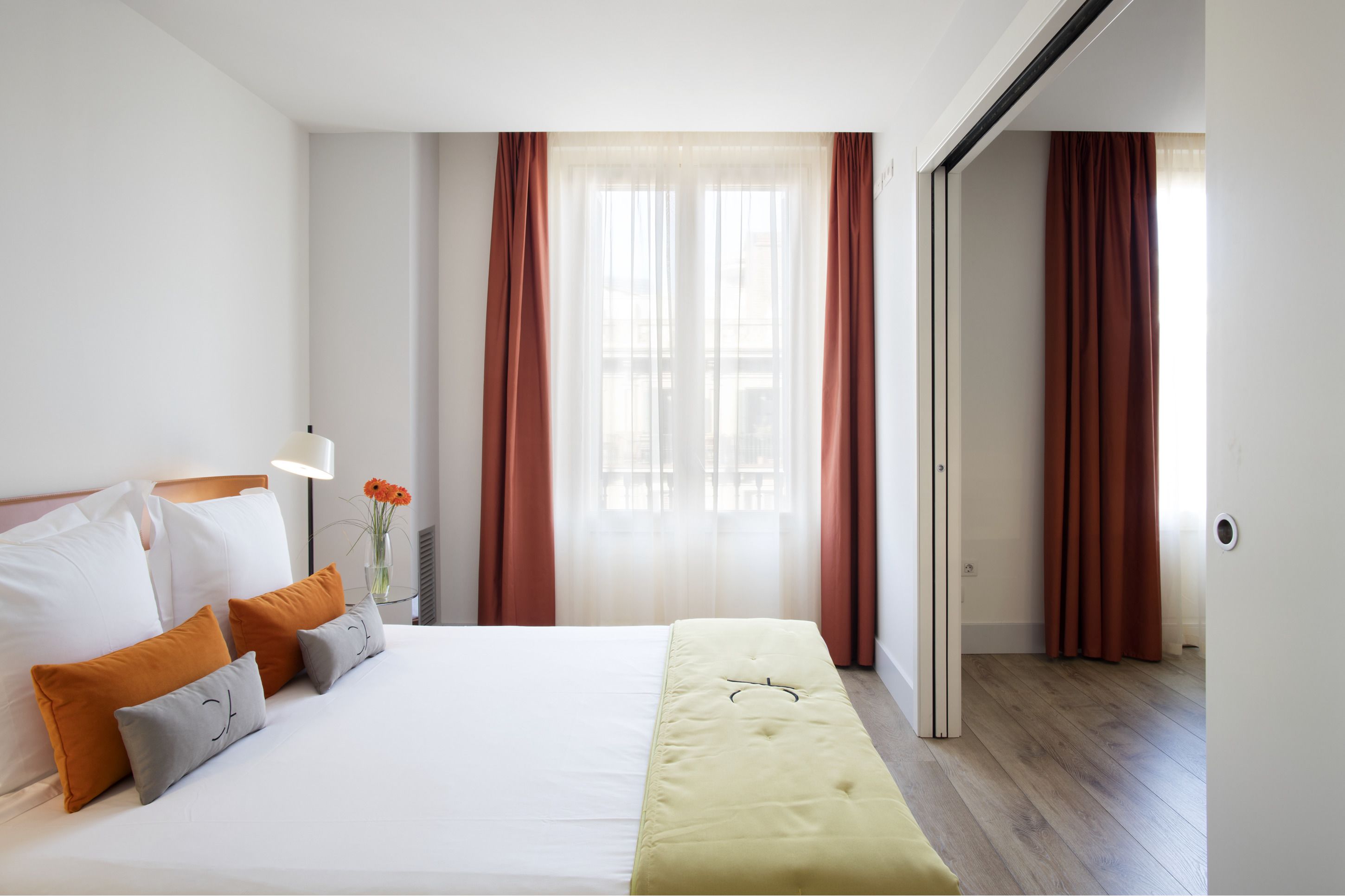 Apartamento, 3 quartos | 1 quarto, roupas de cama premium, cofres nos quartos, cortinas blackout