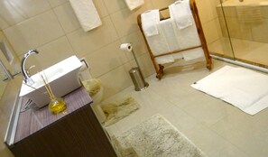 Romantic Double Room, 1 Bedroom, Garden View, Garden Area | Bathroom | Shower, hair dryer, towels - Pousada Ace Palace (Petrópolis)